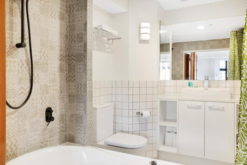 Greys Urban Escape with Spa, Pool - Gym - Resim 17