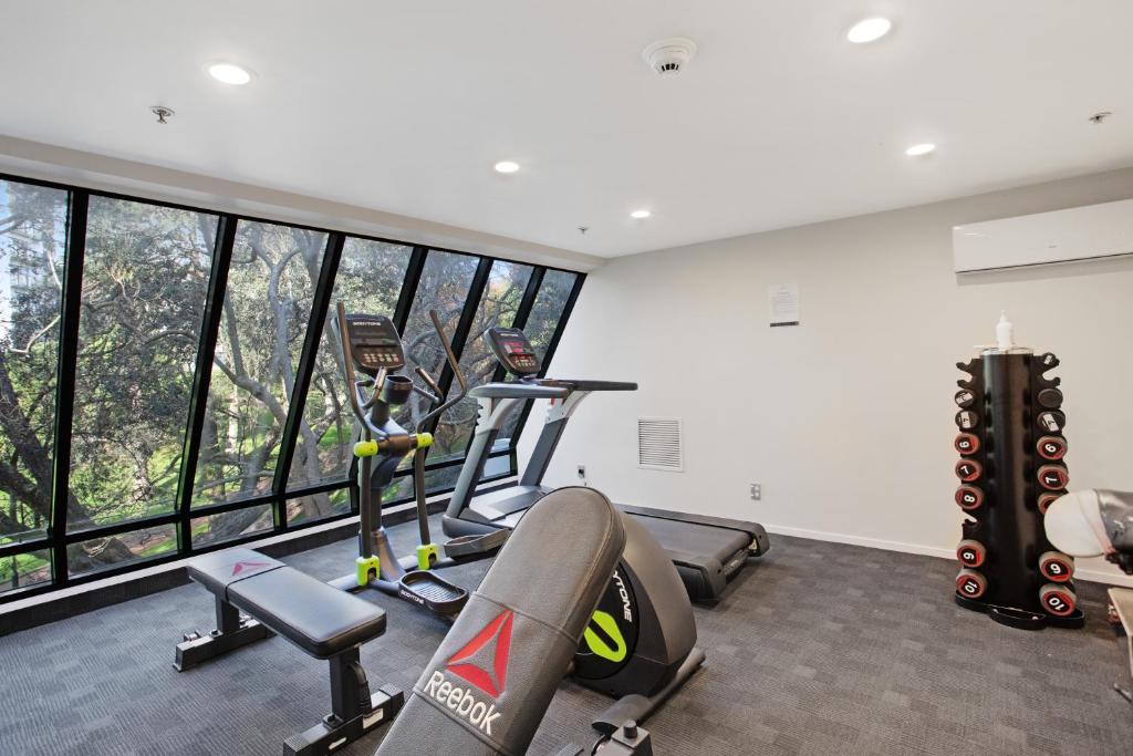 Greys Urban Escape with Spa, Pool - Gym - Resim 14