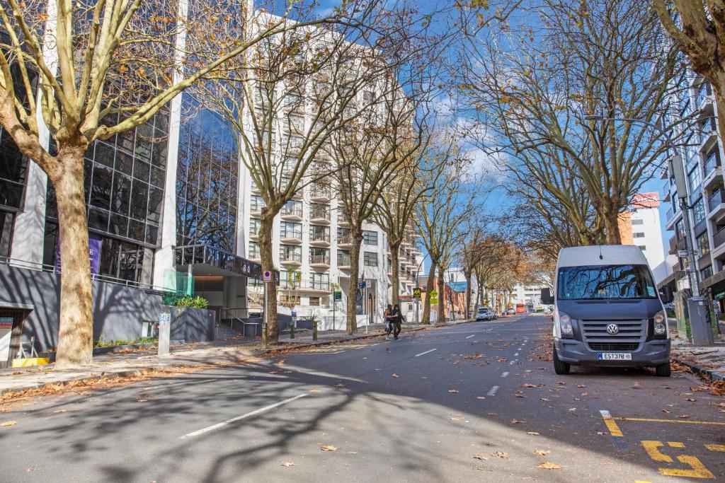 Greys Urban Escape with Spa, Pool - Gym - Resim 18