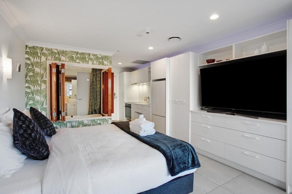 Greys Urban Escape with Spa, Pool - Gym - Resim 6