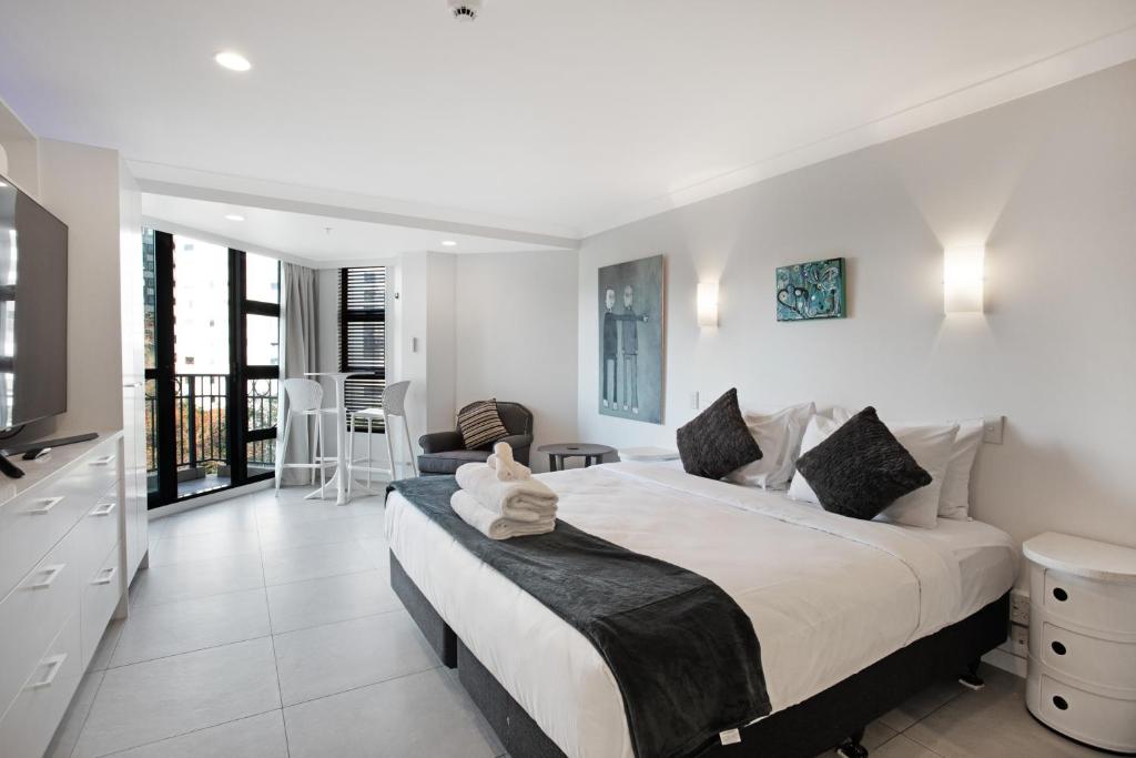 Greys Urban Escape with Spa, Pool - Gym - Resim 8