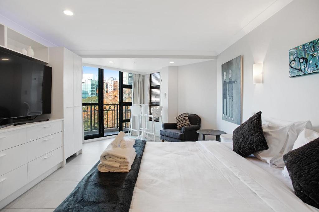 Greys Urban Escape with Spa, Pool - Gym - Resim 2