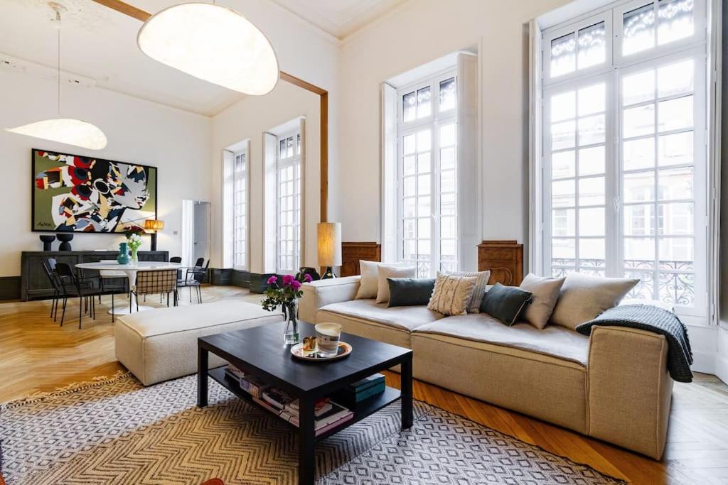 un salon avec un canapé et une table dans l'établissement Prestige cœur historique, à Toulouse