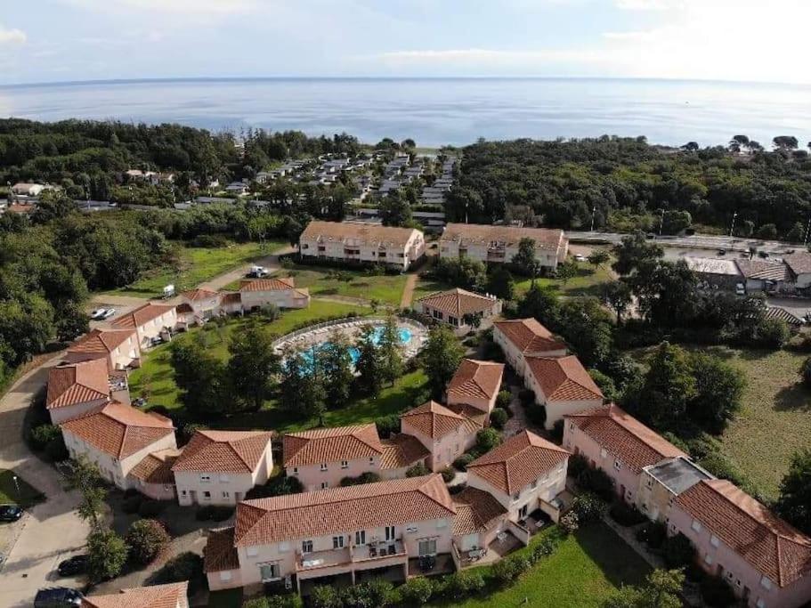 une vue aérienne d'un complexe avec piscine dans l'établissement Corse villa T3 piscine, à Santa-Maria-Poggio