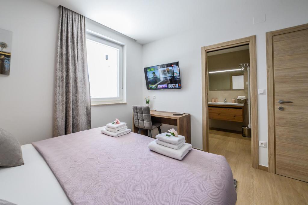Postel nebo postele na pokoji v ubytování Luxury apartment Barka in Villa with heated pool