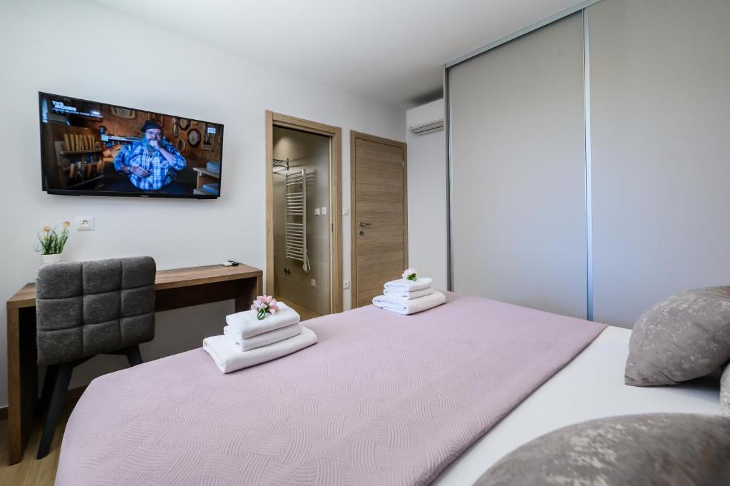 Postel nebo postele na pokoji v ubytování Luxury apartment Barka in Villa with heated pool