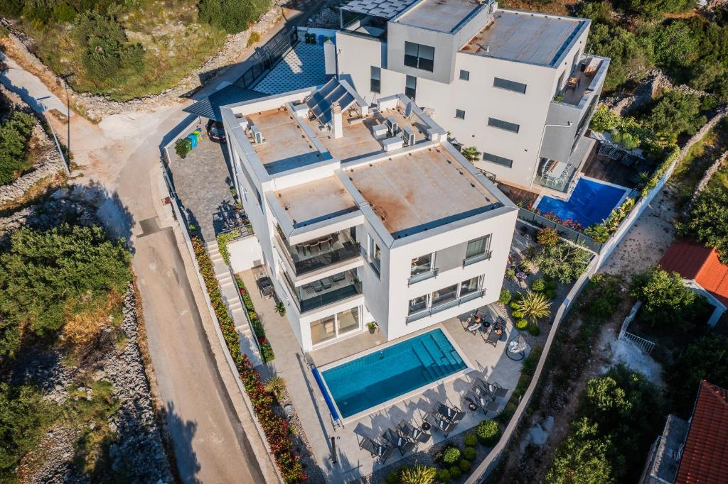 Bazén v ubytování Luxury apartment Barka in Villa with heated pool nebo v jeho okolí