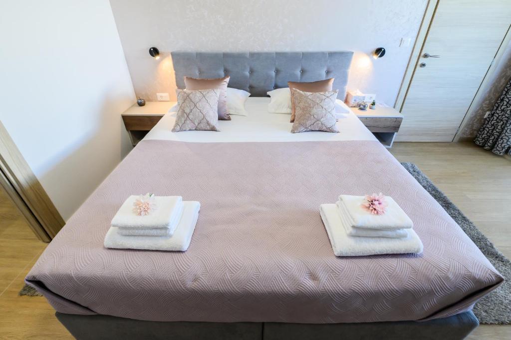 Postel nebo postele na pokoji v ubytování Luxury apartment Barka in Villa with heated pool