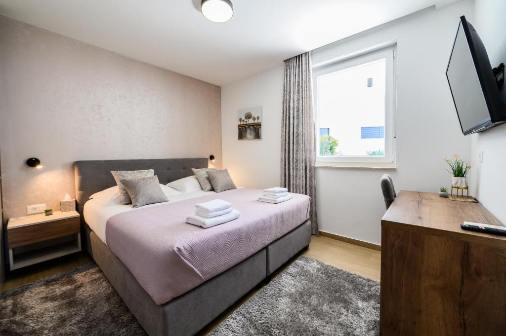 Postel nebo postele na pokoji v ubytování Luxury apartment Barka in Villa with heated pool