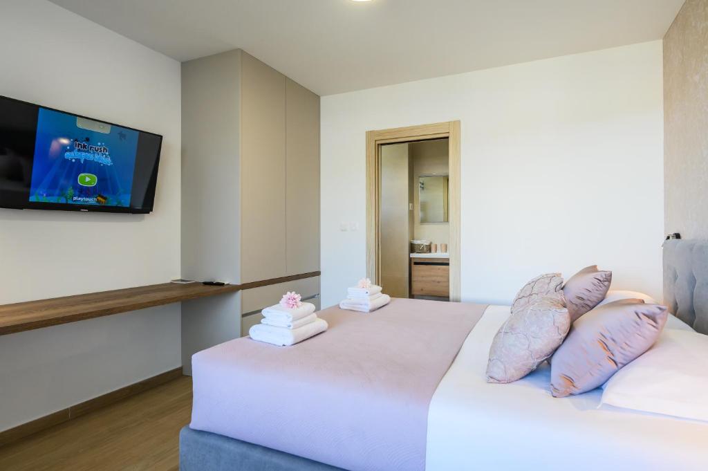 Postel nebo postele na pokoji v ubytování Luxury apartment Barka in Villa with heated pool
