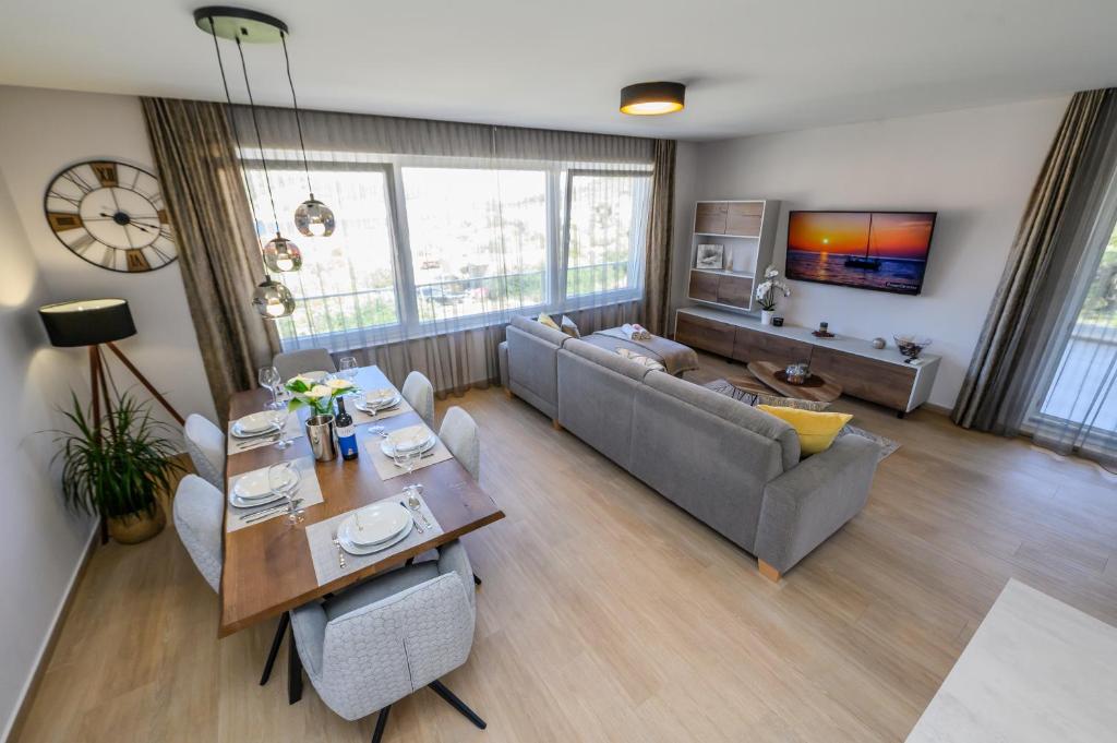 TV a/nebo společenská místnost v ubytování Luxury apartment Barka in Villa with heated pool