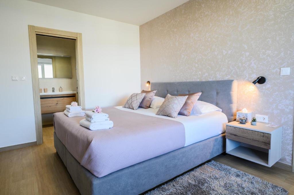 Postel nebo postele na pokoji v ubytování Luxury apartment Barka in Villa with heated pool