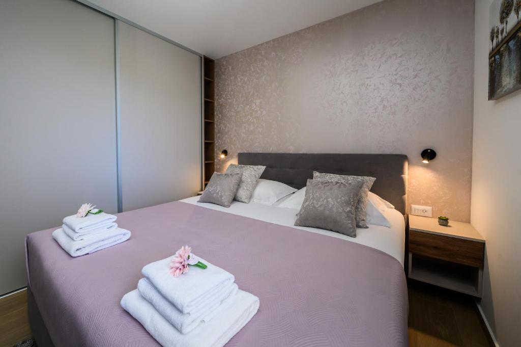 Postel nebo postele na pokoji v ubytování Luxury apartment Barka in Villa with heated pool