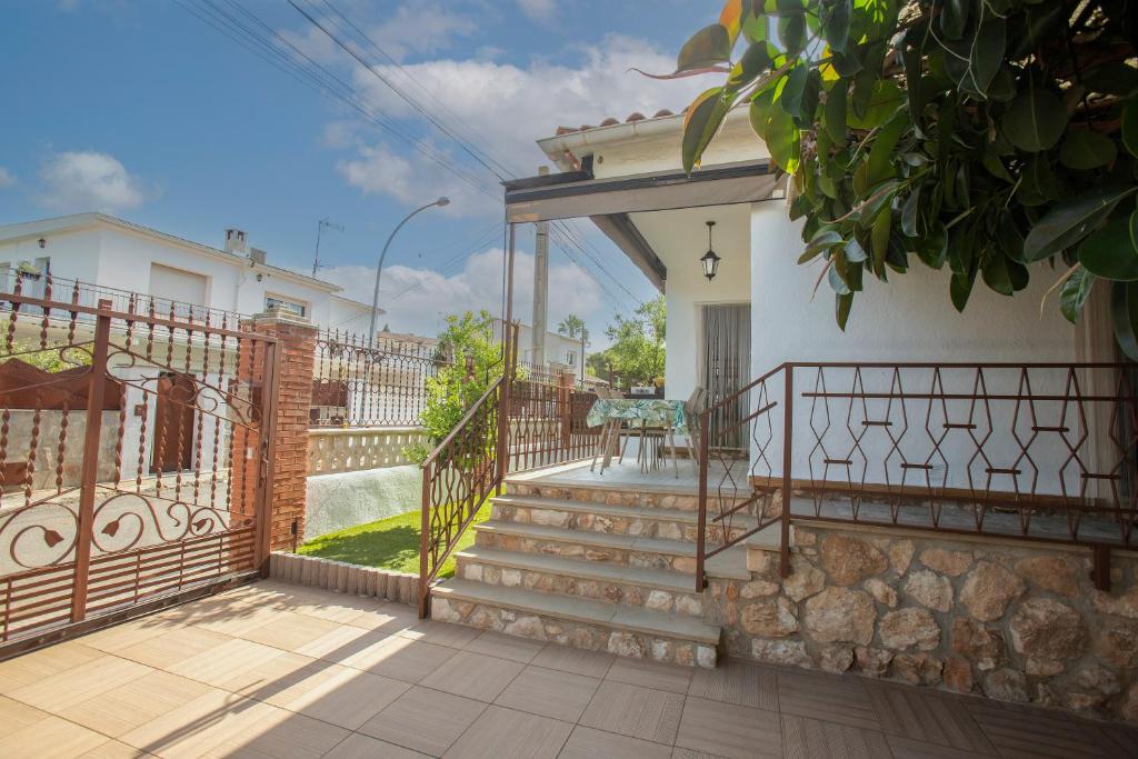 a set of stairs leading to a house at Chalet Torredembarra Aire Acondicionado zona muy Tranquila in Torredembarra