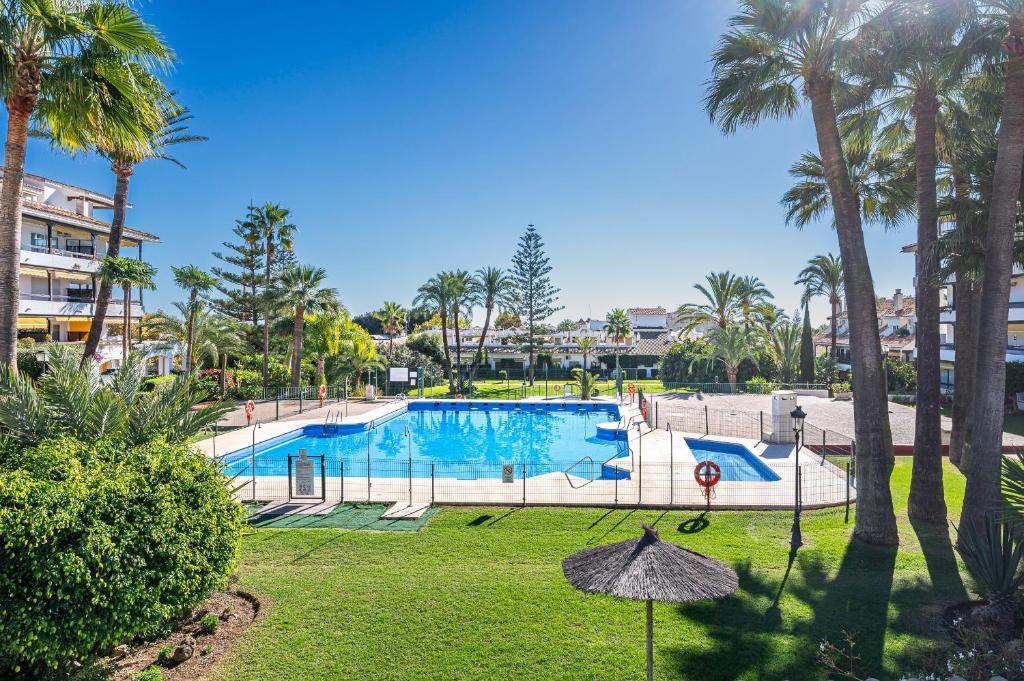 Bazén v ubytování Apartamento en Milla de Oro a 5 min andando de la playa nebo v jeho okolí