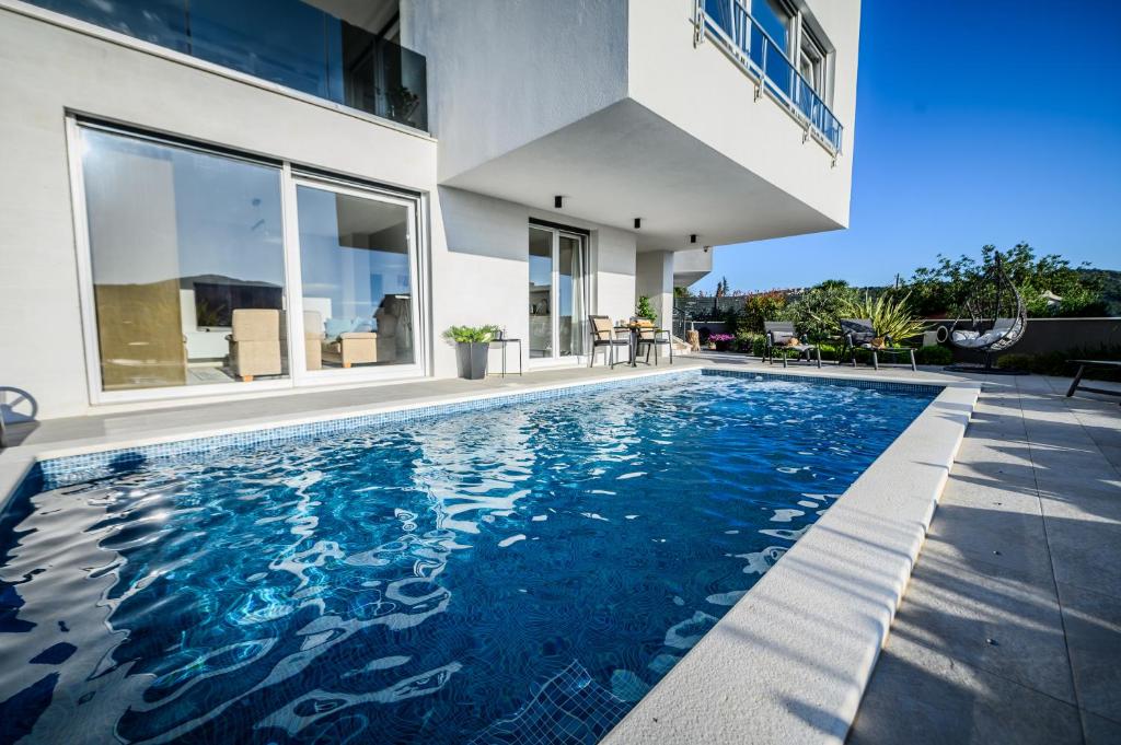 Bazén v ubytování Luxury apartment Barka in Villa with heated pool nebo v jeho okolí
