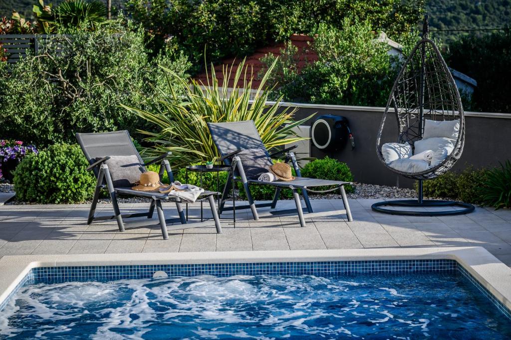 Bazén v ubytování Luxury apartment Barka in Villa with heated pool nebo v jeho okolí