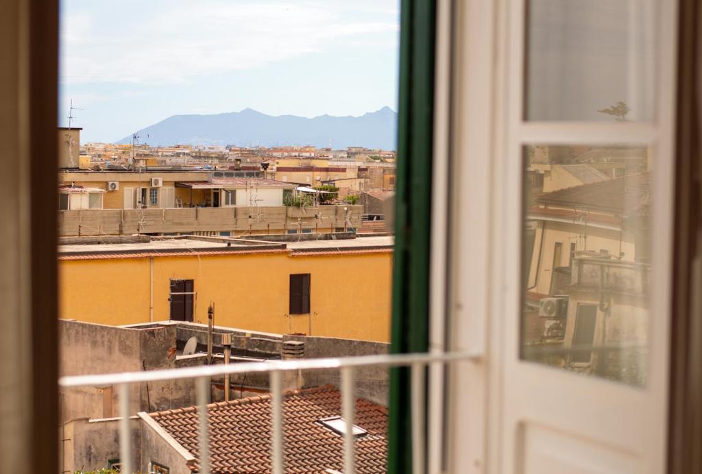 una vista de una ciudad desde una ventana en Domus Taura civico 48, en Terracina