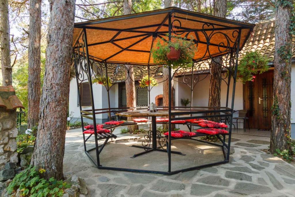 Patio nebo venkovní prostory v ubytování Apartman medju borovima