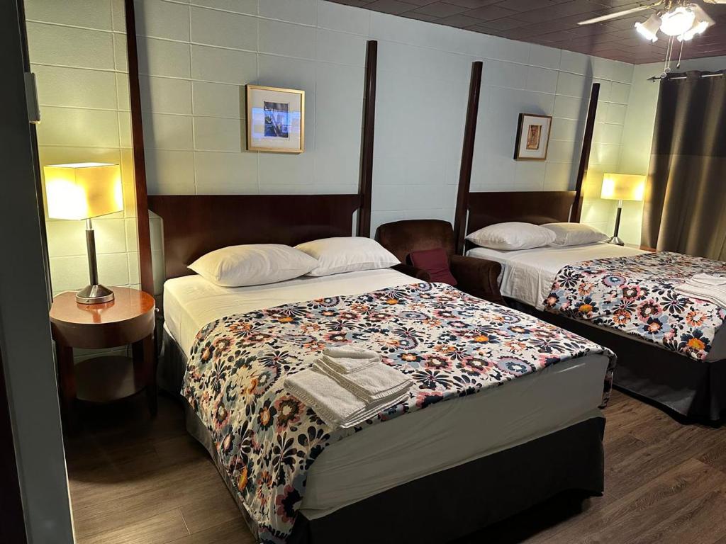 Auberge Pique Nique - Deluxe Queen Room With Two Queen Beds