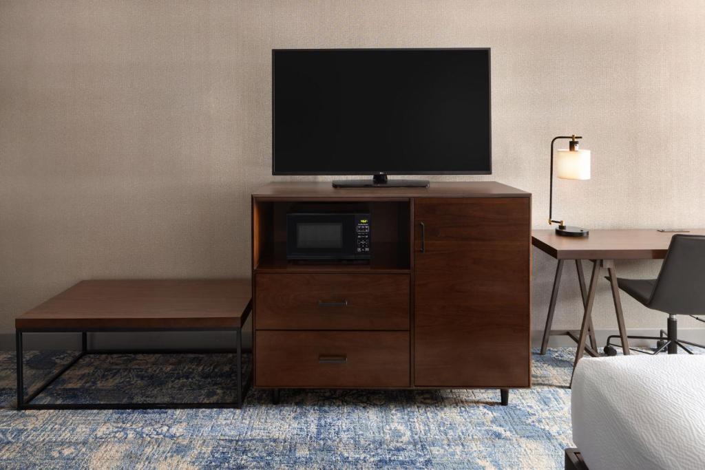 TV a/nebo společenská místnost v ubytování Four Points by Sheraton Edmonton South