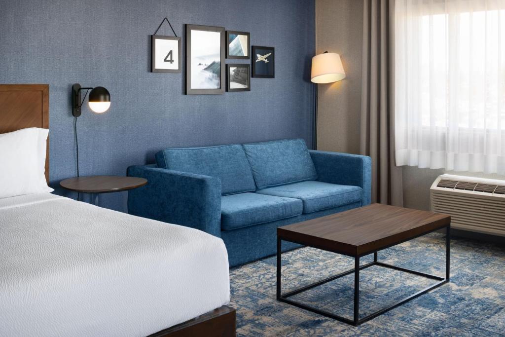 
1 Bedroom Suite, 1 King, Sofa bed, Corner room
