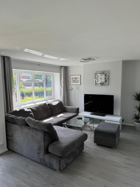 Μια τηλεόραση ή/και κέντρο ψυχαγωγίας στο Oxford, 2 Bedroom Private Flat with Parking