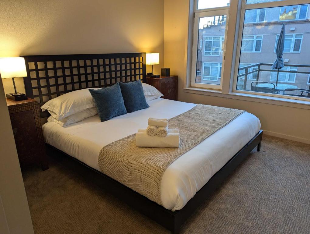 Ένα ή περισσότερα κρεβάτια σε δωμάτιο στο New Downtown 2 Beds, 2 Baths Waterfront Alaska 335