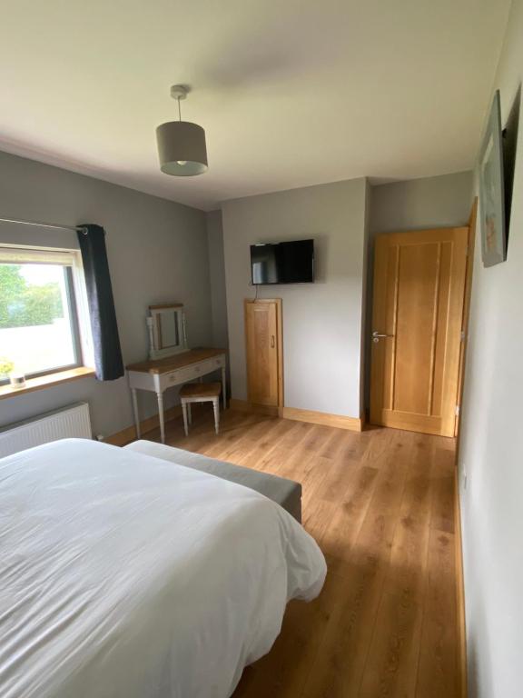 TV a/nebo společenská místnost v ubytování Paddys Cottage