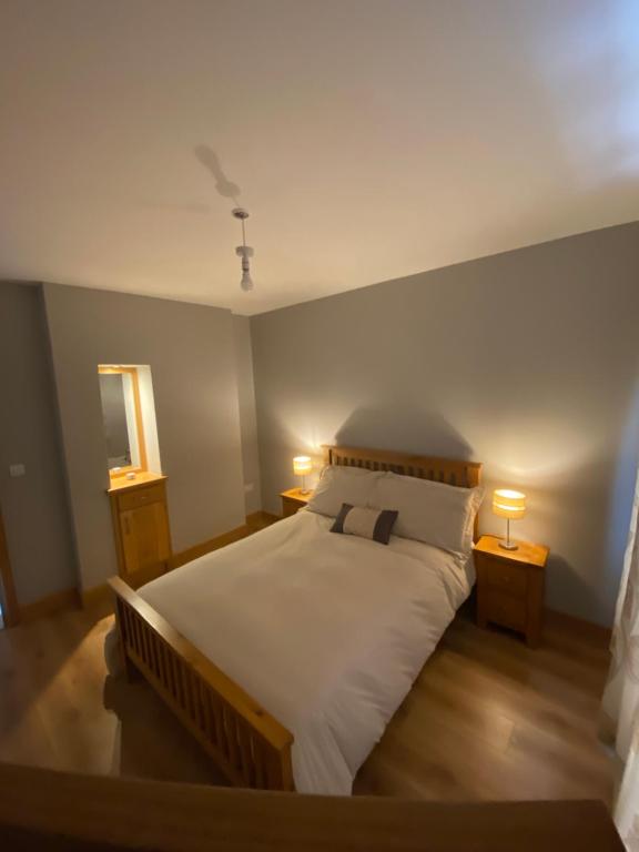 Postel nebo postele na pokoji v ubytování Paddys Cottage