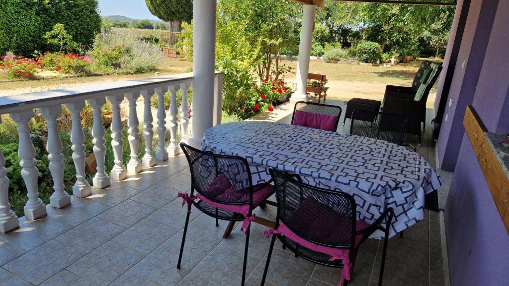 Μπαλκόνι ή βεράντα στο Charming cozy holliday house 2+2