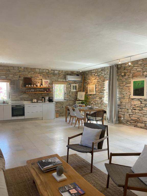 Fotografie z fotogalerie ubytování The Artists House - Atelier Suite v destinaci Agia Theodoti