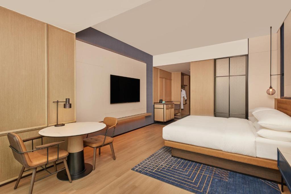 Postel nebo postele na pokoji v ubytování Four Points by Sheraton Linhai