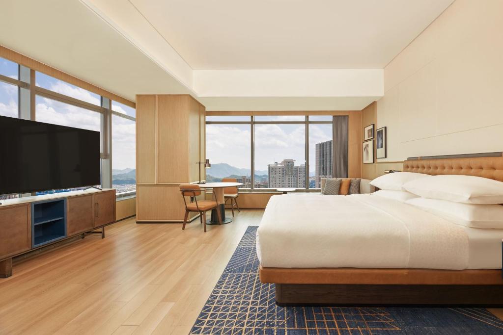 Postel nebo postele na pokoji v ubytování Four Points by Sheraton Linhai