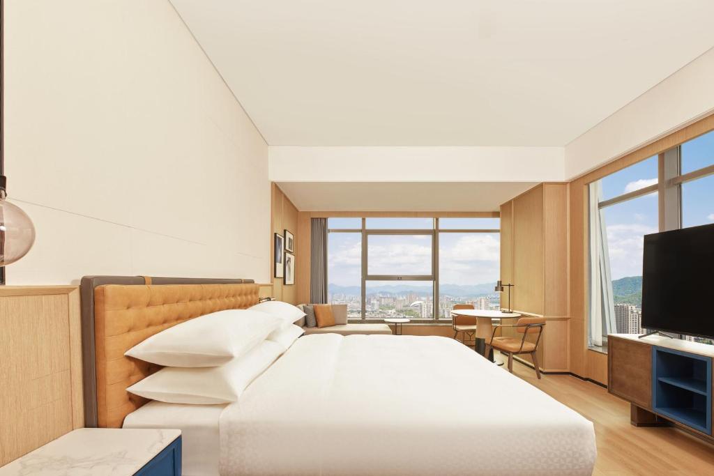 Postel nebo postele na pokoji v ubytování Four Points by Sheraton Linhai