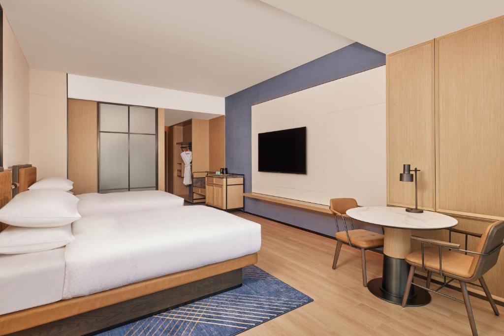 Postel nebo postele na pokoji v ubytování Four Points by Sheraton Linhai