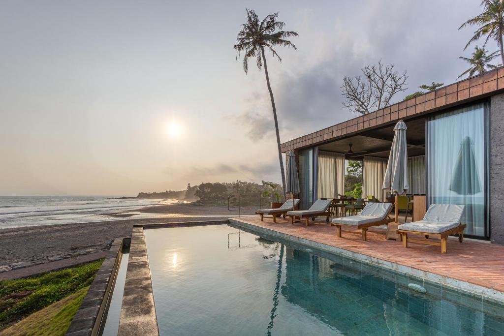 Bazén v ubytování Ultimate Beachfront Villa Cascade Balian nebo v jeho okolí