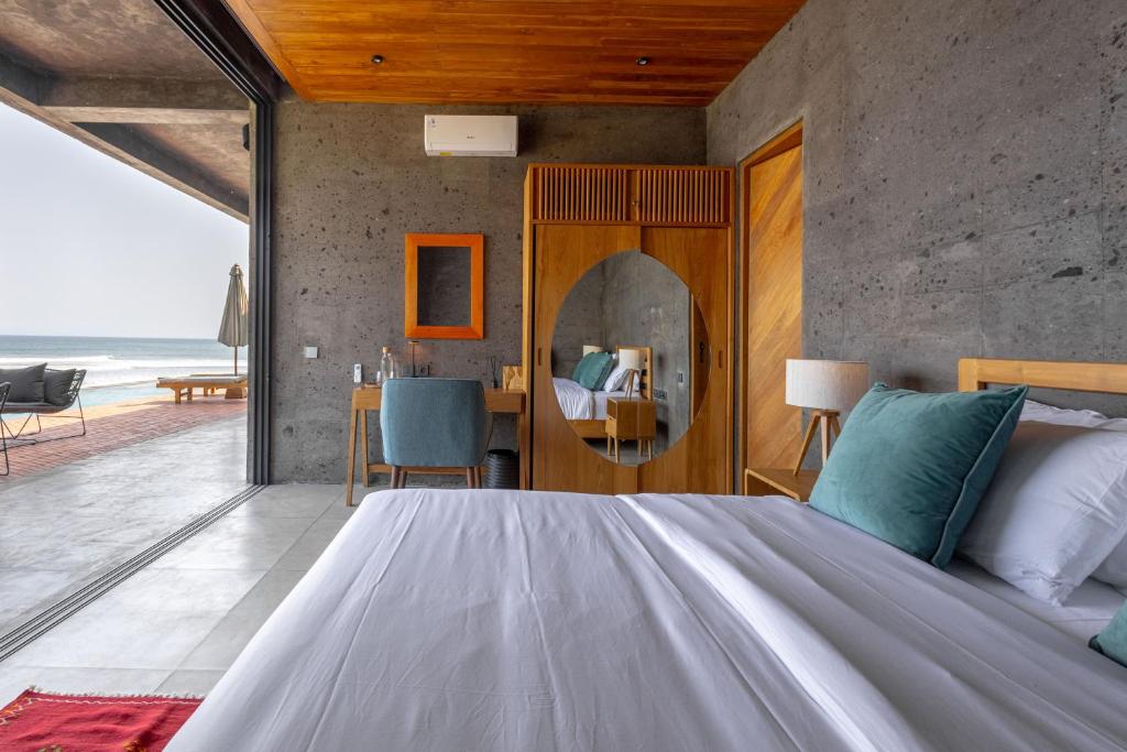 Postel nebo postele na pokoji v ubytování Ultimate Beachfront Villa Cascade Balian