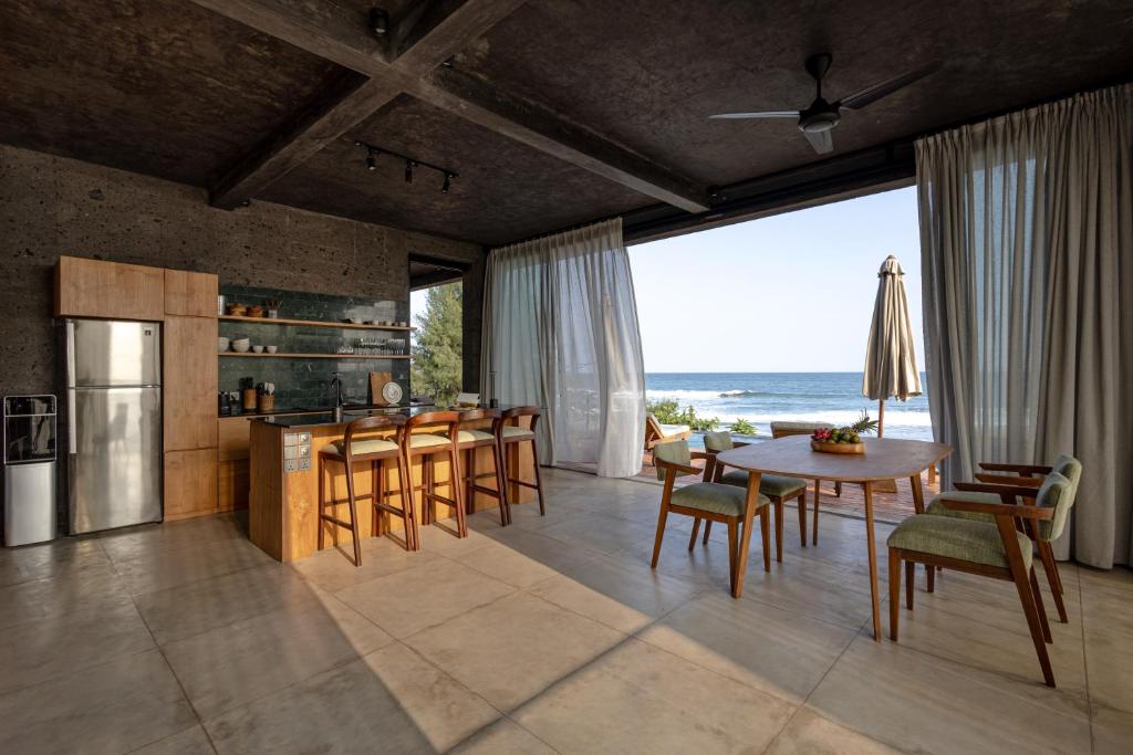 Kuchyň nebo kuchyňský kout v ubytování Ultimate Beachfront Villa Cascade Balian