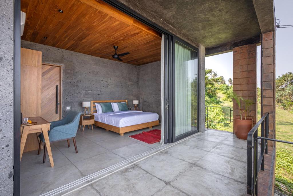 Postel nebo postele na pokoji v ubytování Ultimate Beachfront Villa Cascade Balian