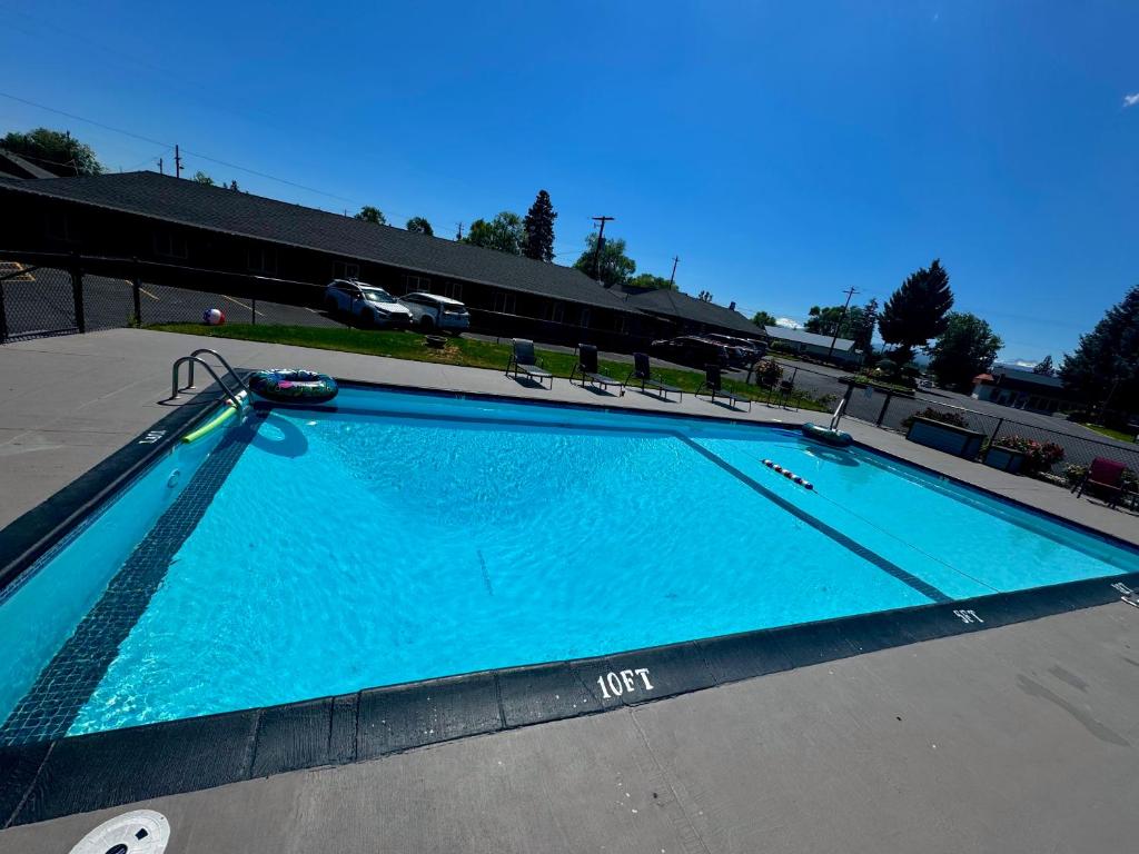a large swimming pool in a parking lot at Cascade Lodge in Bend