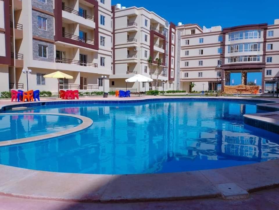 einem leeren Pool vor einem Apartmenthaus in der Unterkunft Juliana Resort Pool VIP in Al Ḩammām