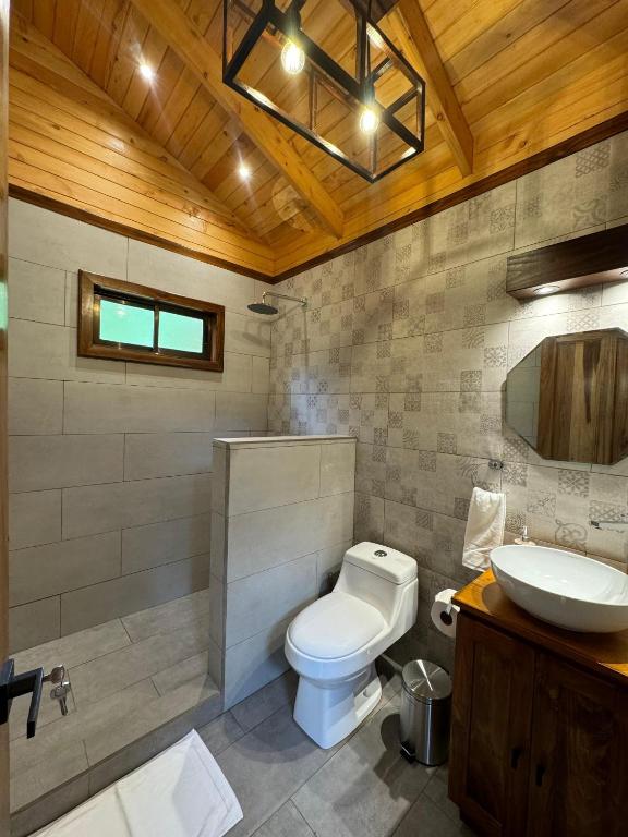 Koupelna v ubytování Entre Árboles Lodge