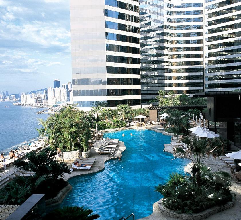 Basen w obiekcie Renaissance Hong Kong Harbour View Hotel lub w pobliżu