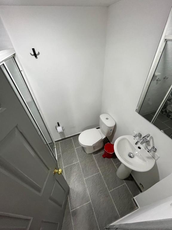 un bagno bianco con un water e un lavandino di Hotel Armenia Lions ad Armenia