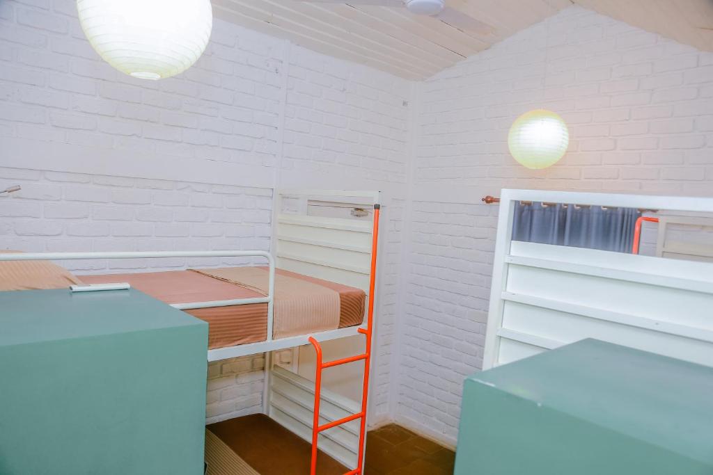 Postel nebo postele na pokoji v ubytování Hangover Hostels Mirissa