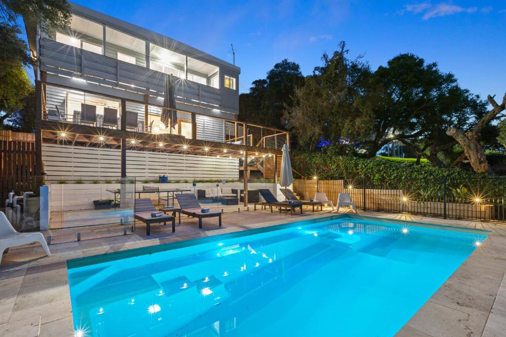 een zwembad voor een huis bij A Vue De Rye in Rye