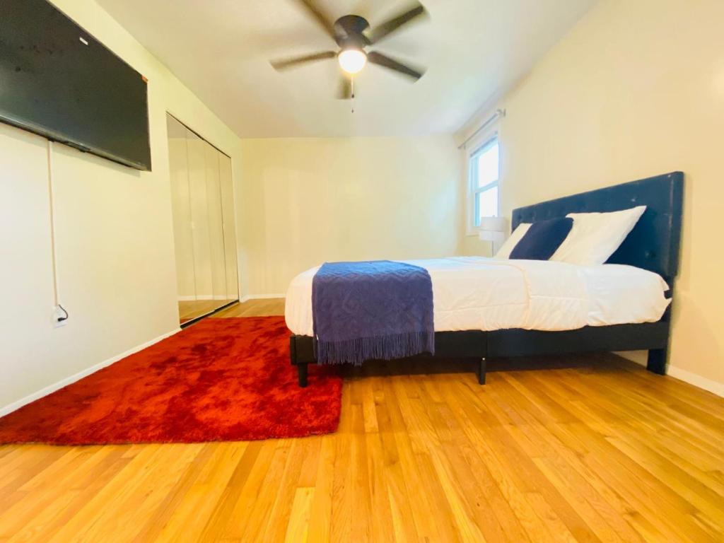 Ένα ή περισσότερα κρεβάτια σε δωμάτιο στο Master private bedroom and bathroom - Ensuite #5