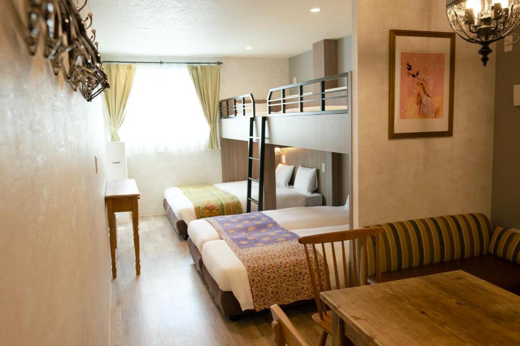 Postel nebo postele na pokoji v ubytování 7 Rooms Hotel & Cafe - 30mins from Disneyland
