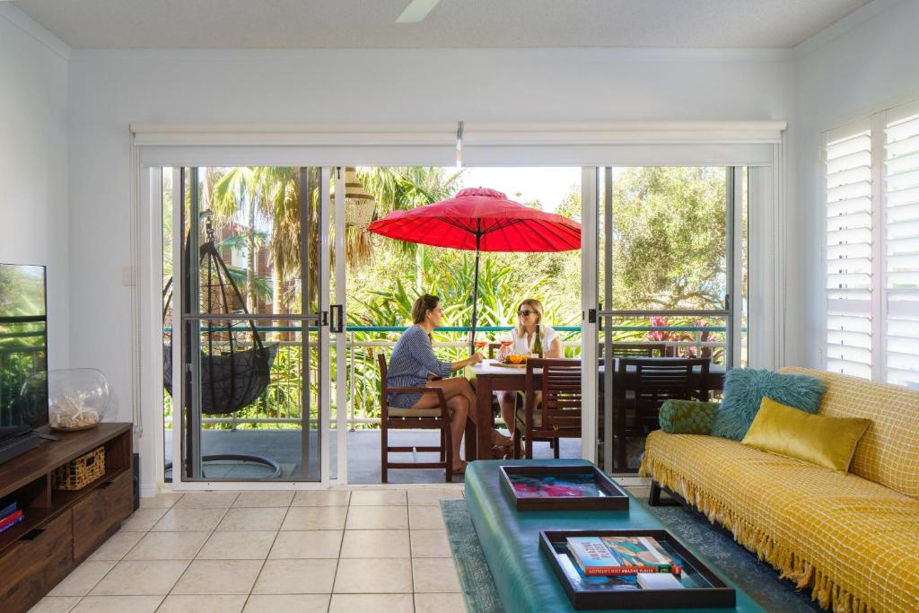 Χώρος καθιστικού στο Sunny Seaside Retreat in Coolum Beach